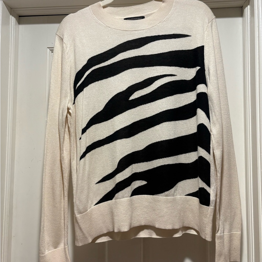 Banana Republic Black and Cream Patterned Silk Cashmere Crewneck Sweater